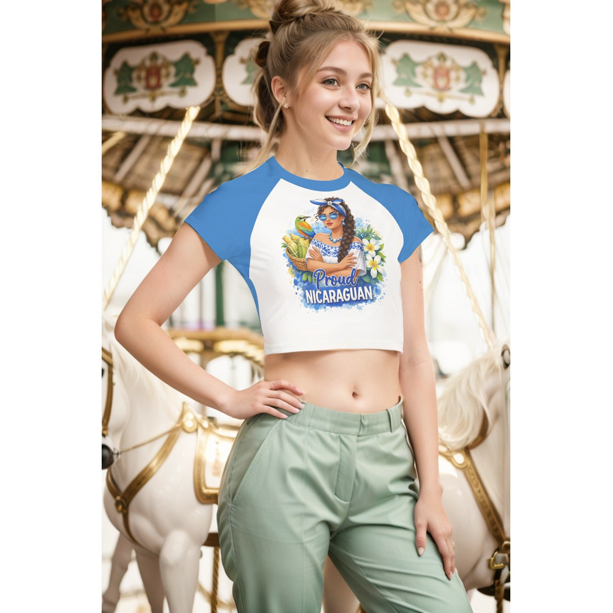 Top Crop Raglan Mujer “Proud Nicaraguan” – Camiseta Corta Nicaragua Moderna