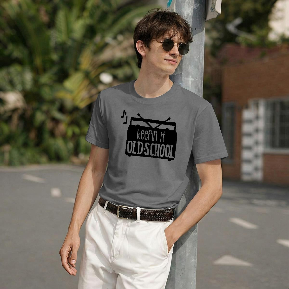 Camiseta Vintage 'Keepin It Old School' con Grabadora Retro
