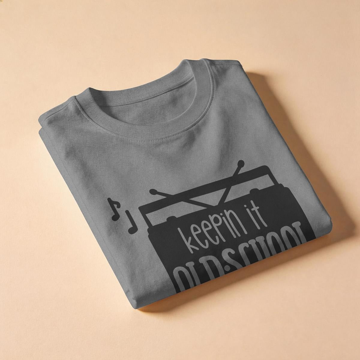 Camiseta Vintage 'Keepin It Old School' con Grabadora Retro