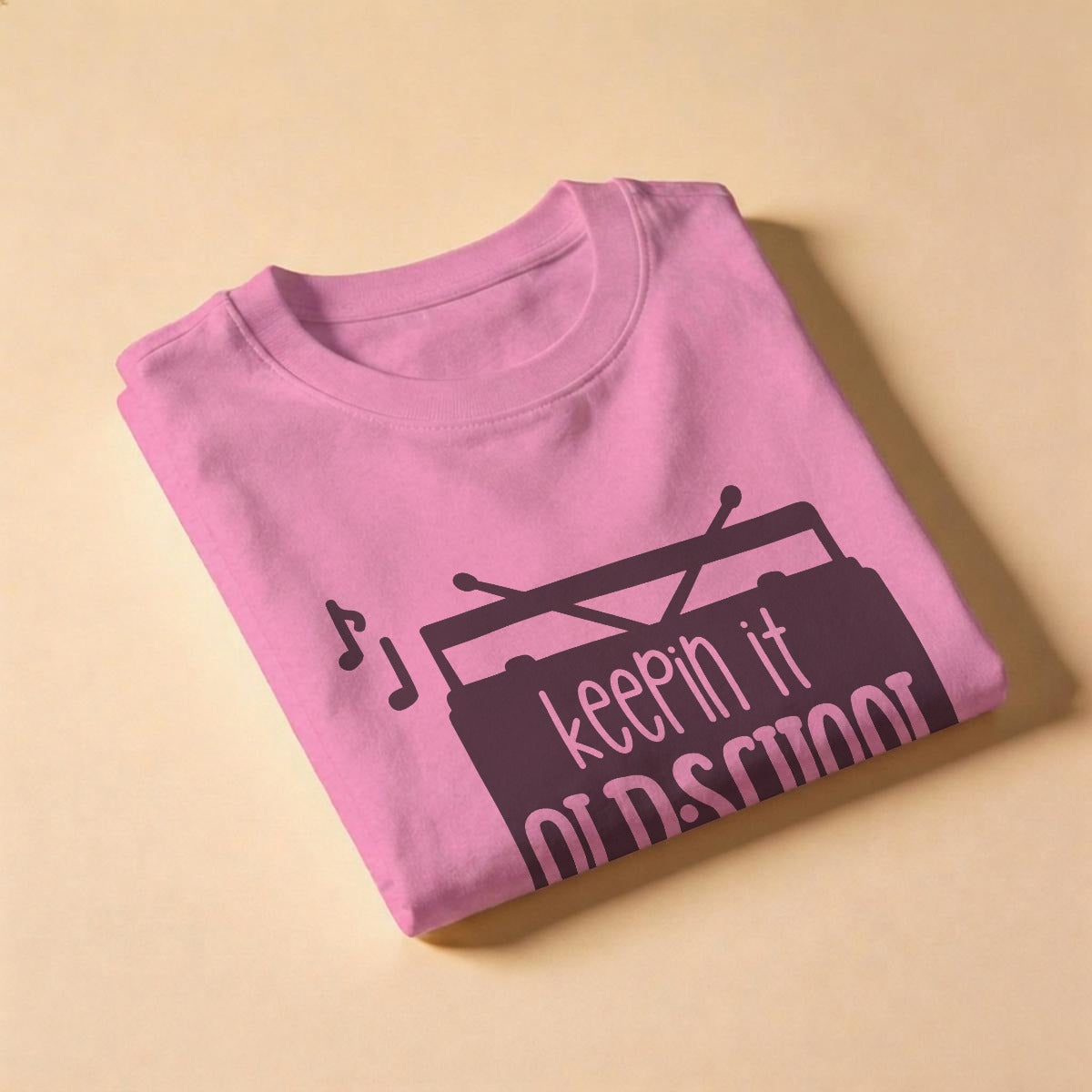 Camiseta Vintage 'Keepin It Old School' con Grabadora Retro