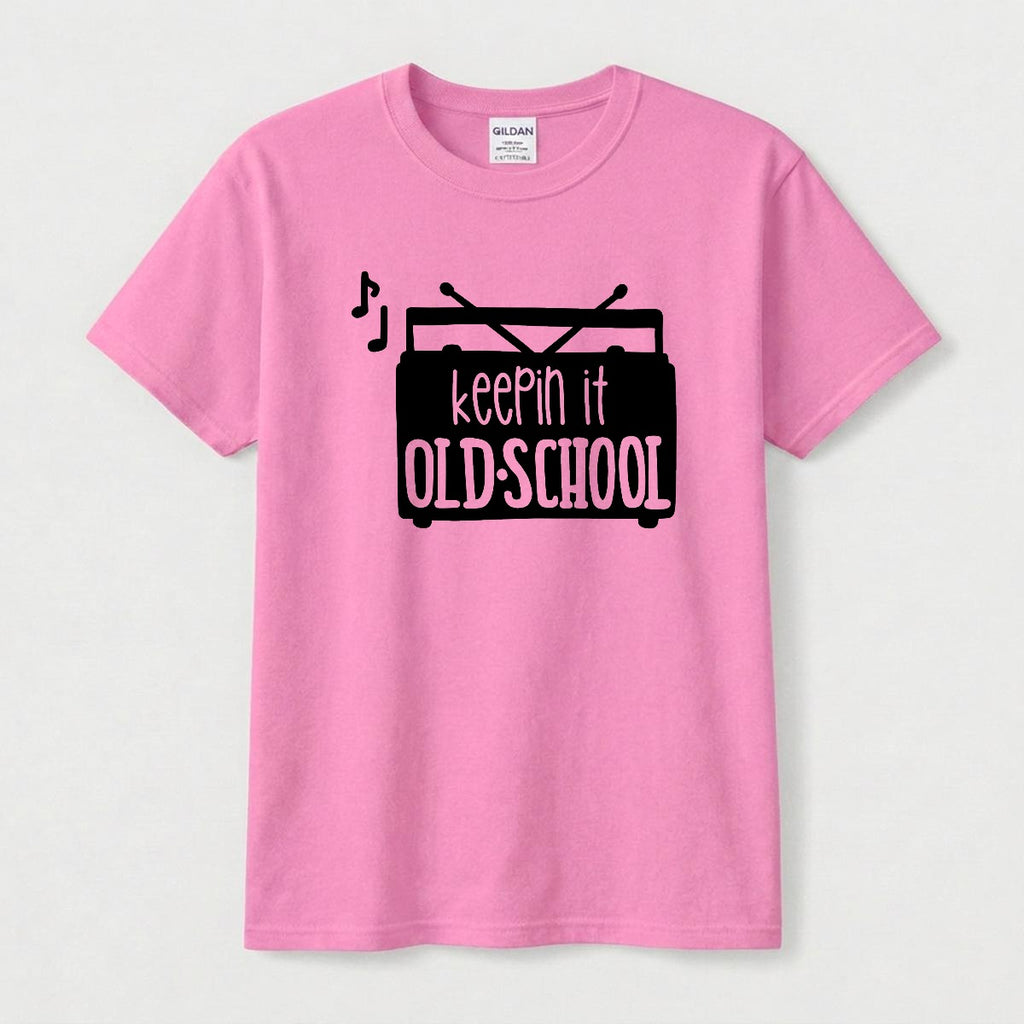 Camiseta Vintage 'Keepin It Old School' con Grabadora Retro