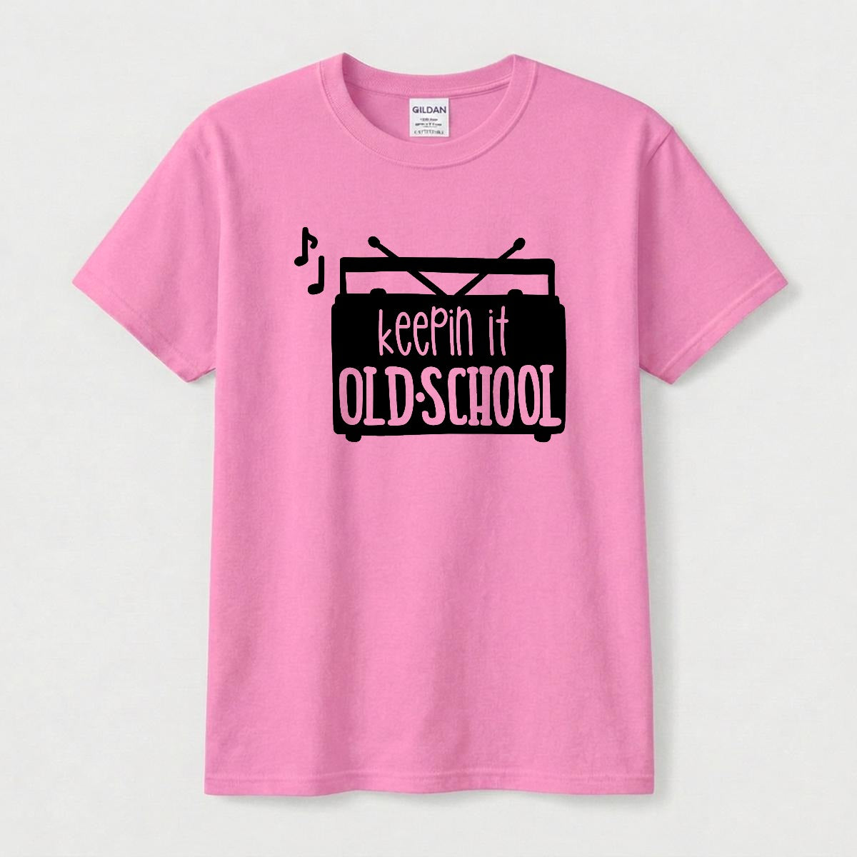 Camiseta Vintage 'Keepin It Old School' con Grabadora Retro